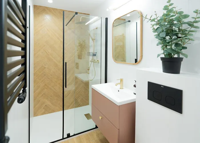 Rose Ursynow King Bed Terrace *